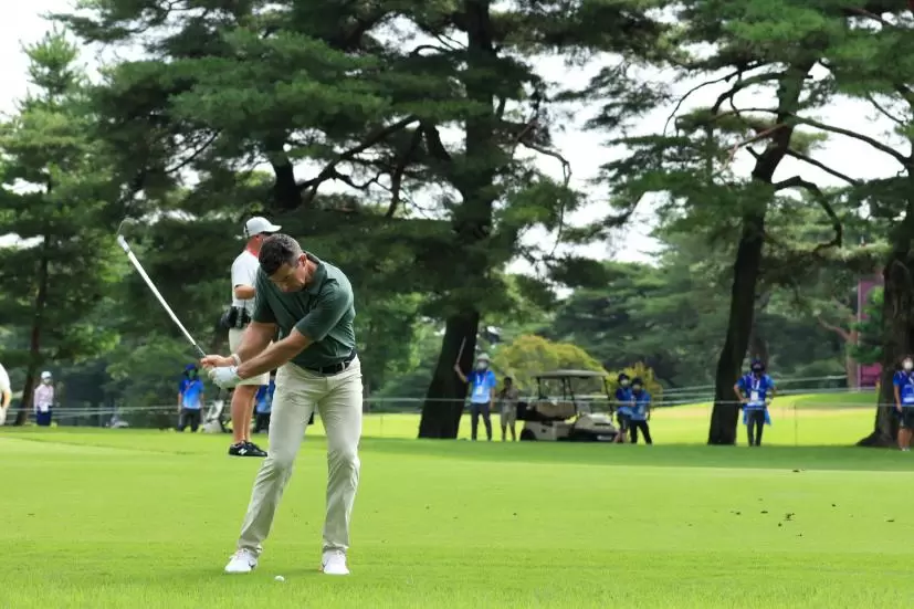 ローリー・マキロイ のアプローチショット連続写真【2020東京五輪・R2】（2021年）