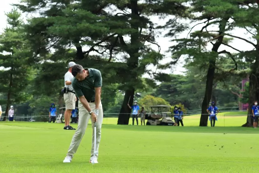 ローリー・マキロイ のアプローチショット連続写真【2020東京五輪・R2】（2021年）