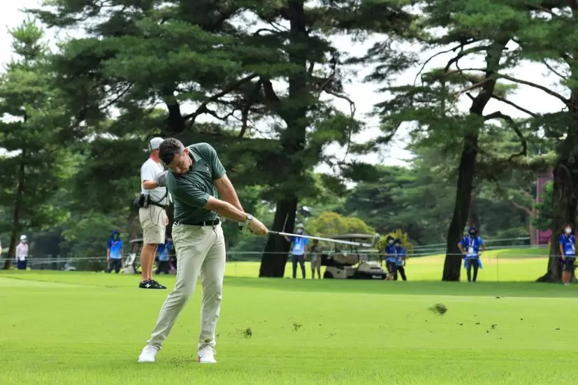 ローリー・マキロイ のアプローチショット連続写真【2020東京五輪・R2】（2021年）