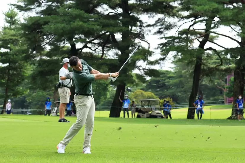 ローリー・マキロイ のアプローチショット連続写真【2020東京五輪・R2】（2021年）