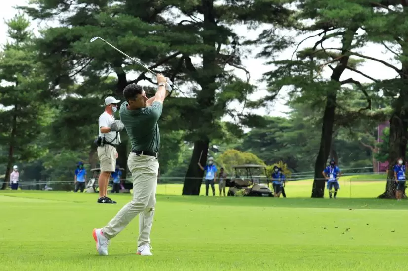 ローリー・マキロイ のアプローチショット連続写真【2020東京五輪・R2】（2021年）