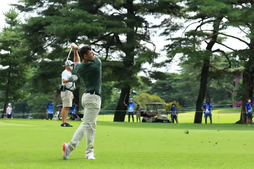 ローリー・マキロイ のアプローチショット連続写真【2020東京五輪・R2】（2021年）