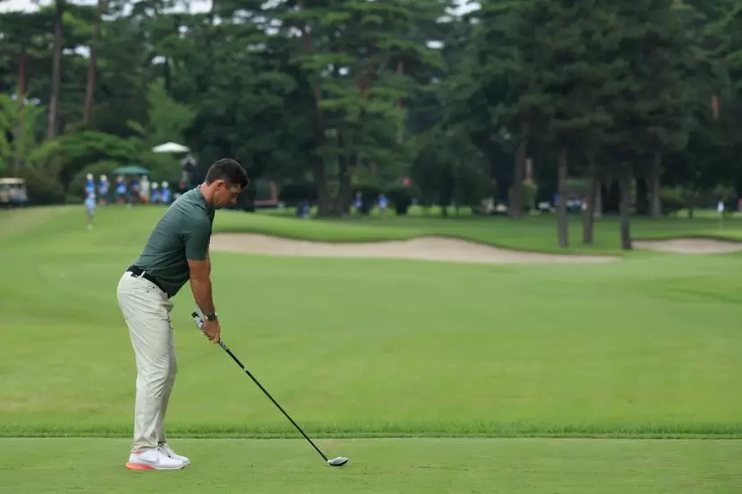 ローリー・マキロイ のフェアウェイウッド後方連続写真【2020東京五輪・R2】（2021年）