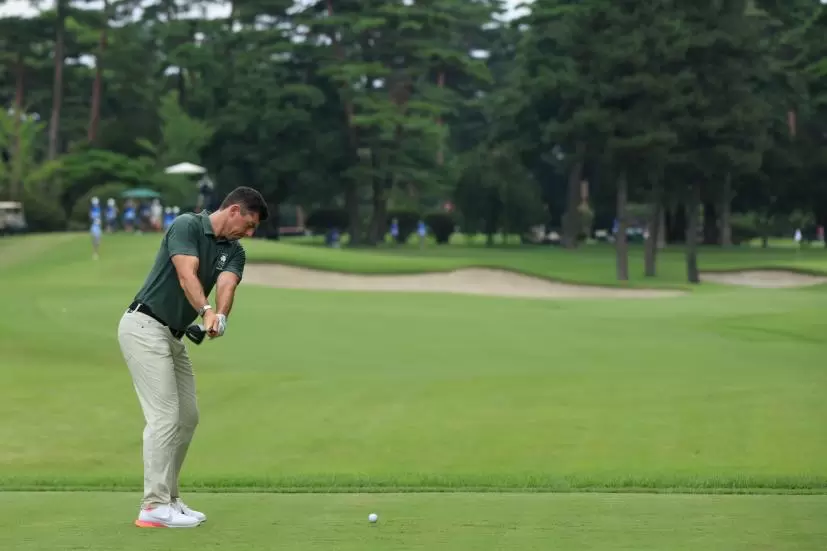 ローリー・マキロイ のフェアウェイウッド後方連続写真【2020東京五輪・R2】（2021年）