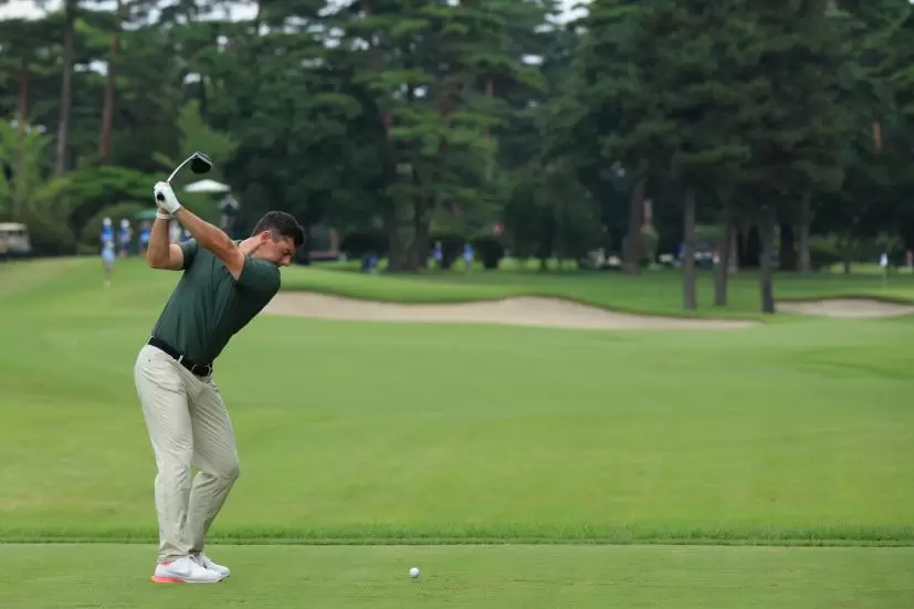 ローリー・マキロイ のフェアウェイウッド後方連続写真【2020東京五輪・R2】（2021年）