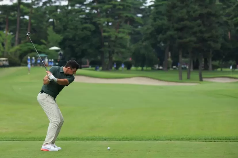 ローリー・マキロイ のフェアウェイウッド後方連続写真【2020東京五輪・R2】（2021年）