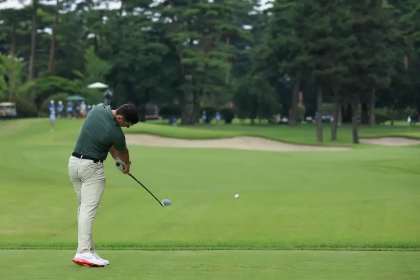 ローリー・マキロイ のフェアウェイウッド後方連続写真【2020東京五輪・R2】（2021年）