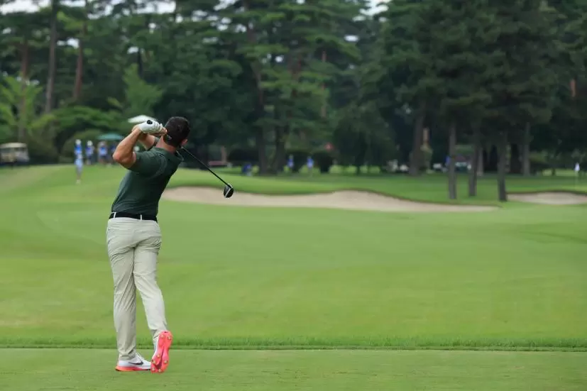 ローリー・マキロイ のフェアウェイウッド後方連続写真【2020東京五輪・R2】（2021年）