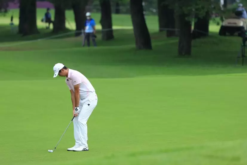 星野陸也のアプローチショット連続写真【2020東京五輪・R3】（2021年）