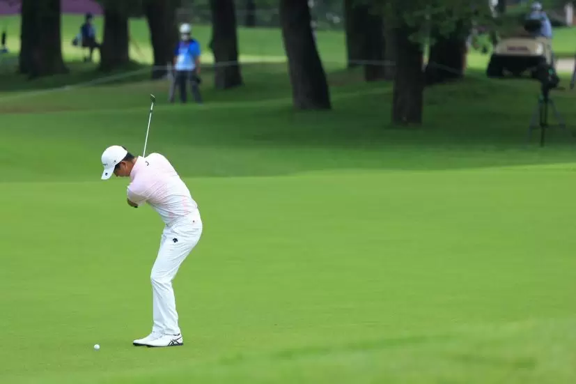 星野陸也のアプローチショット連続写真【2020東京五輪・R3】（2021年）