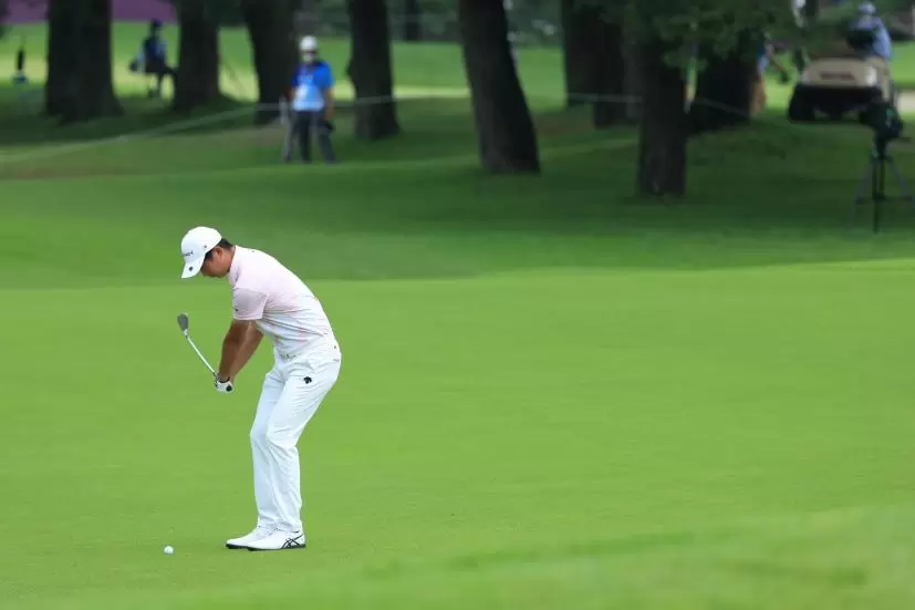 星野陸也のアプローチショット連続写真【2020東京五輪・R3】（2021年）