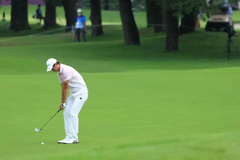 星野陸也のアプローチショット連続写真【2020東京五輪・R3】（2021年）