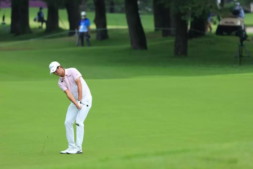 星野陸也のアプローチショット連続写真【2020東京五輪・R3】（2021年）