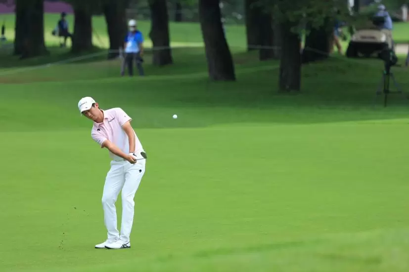 星野陸也のアプローチショット連続写真【2020東京五輪・R3】（2021年）