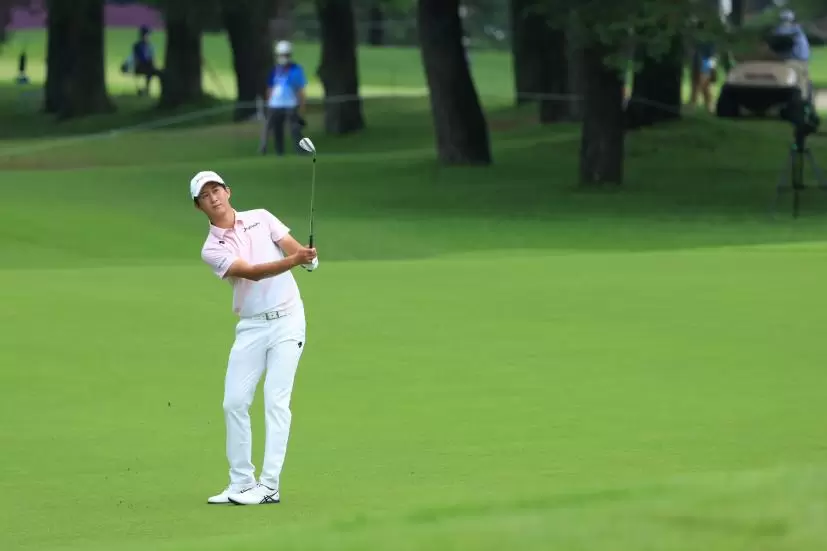 星野陸也のアプローチショット連続写真【2020東京五輪・R3】（2021年）