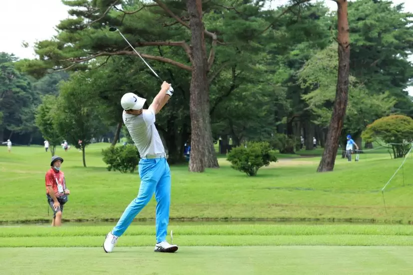 星野陸也のフェアウェイウッド正面連続写真【2020東京五輪・R2】（2021年）