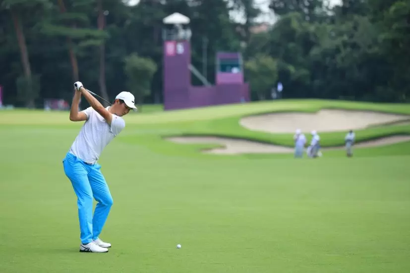 星野陸也のフェアウェイウッド後方連続写真【2020東京五輪・R2】（2021年）