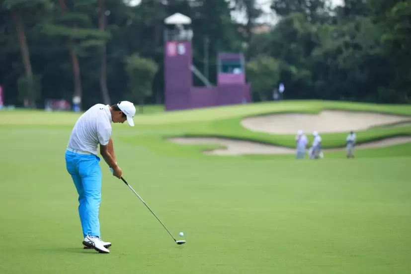 星野陸也のフェアウェイウッド後方連続写真【2020東京五輪・R2】（2021年）