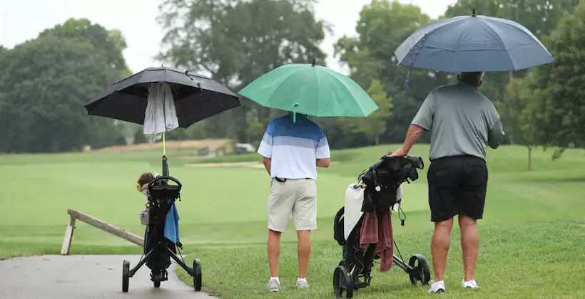雨の日に準備したいゴルフの持ち物