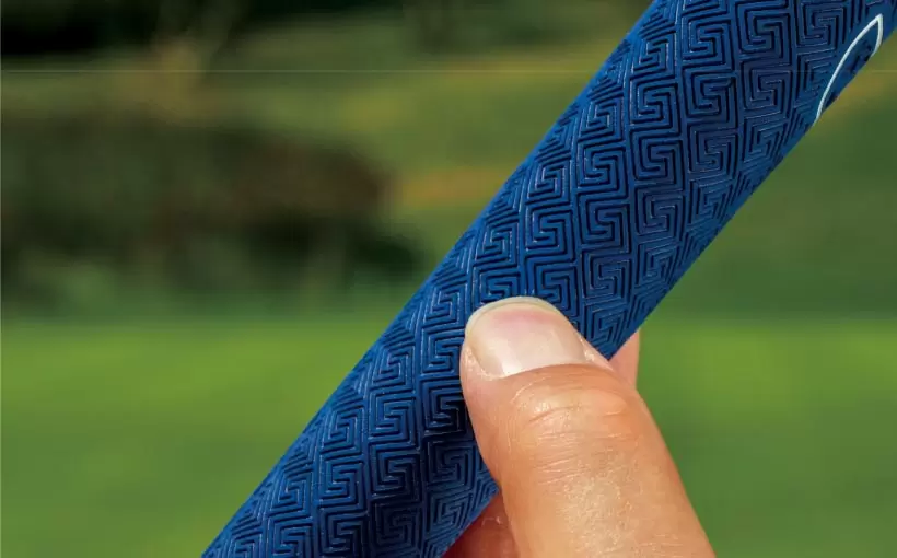 グリップもスグレモノ。浅い溝が細かく入っているので、軟らかな握り心地で、やさしく握りやすいのにネジれにくい。