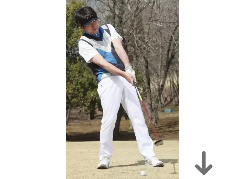 長いシャフトでロフト角が小さく、地面から打たなければならないフェアウェイウッドは難しい。ゴルファーは無意識にボールを上げようと反応してしまいがち。まず、そのことを認識しておきたい。