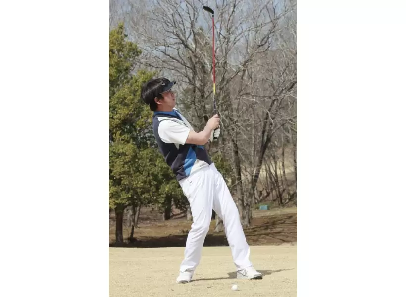 フェアウェイウッドを打った後、こんなフィニッシュになっているとしたら、トップやダフリに悩んでいるはず。