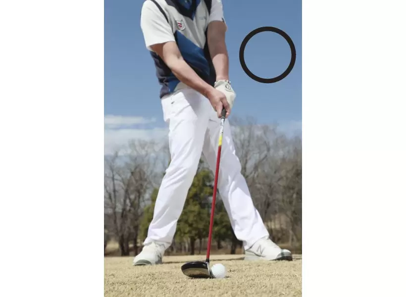 フェースが閉じながらインパクトを迎えると、ソールが滑って、ダフらずにインパクトできる。