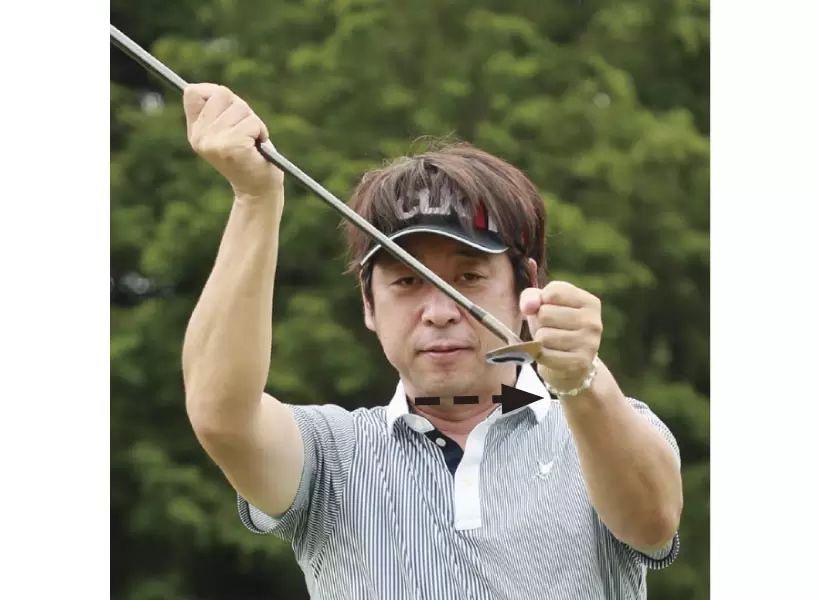 左足上がりの場合は、ロフト角が寝てボールはアッパーに当たりやすくなる。そのため平らなところに比べて、ボールの打ち出しが高くなるので、高い弾道のイメージを持つ。