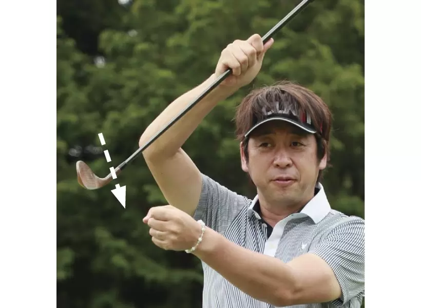 左足下がりの場合は、ロフト角が立ってボールはダウンブローに当たりやすくなる。そのため平らなところに比べて、ボールの打ち出しが低くなるので、ランが多い低い弾道のイメージが有効。