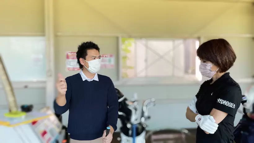 アドバイスをする大蔵ゴルフスタジオの金子フィッター