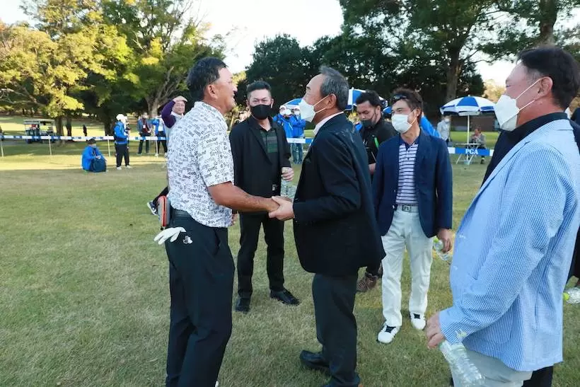 チーム高橋のメンバー（高橋勝成、寺西明、中山正芳）から「絶対勝て」とはっぱをかけられて臨んだ最終日。ホールアウト直後のグリーンサイドで祝福を受けると、長い闘病生活など様々な思いが涙となってあふれ出た。