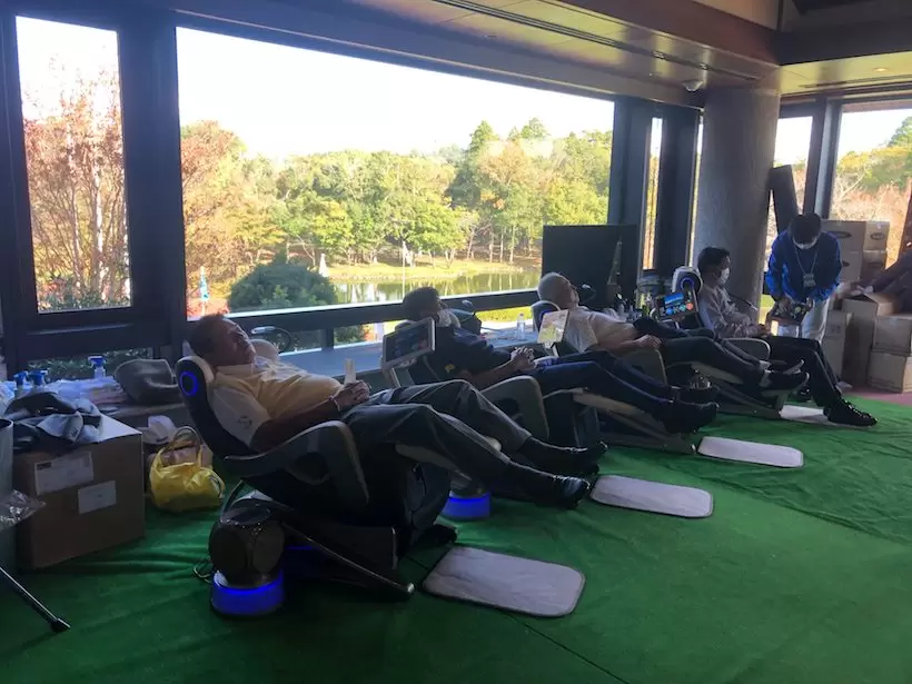 クラブハウス2階に設けられた家庭用医療機器と家庭用逆浸透膜浄水器の体験コーナーはプレー後のリラクゼーションや疲労回復を求めるシニアプロに大人気だった。