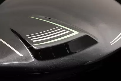 「軟」「剛」「軟」「剛」の4層構造ボ ディによって、フェースがより大きくた わみ、従来以上の飛びを実現。