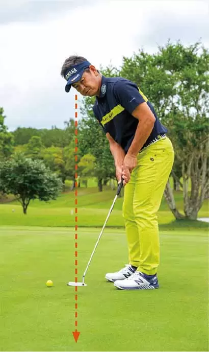 カップを見ながら素振りを行う