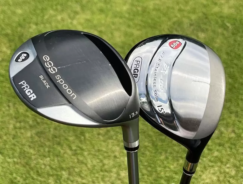 左がegg spoon BLACKで、右がegg spoon。ソールの形状はかなり違います。ニューモデルにはスリットが入っているのが特徴ですね。