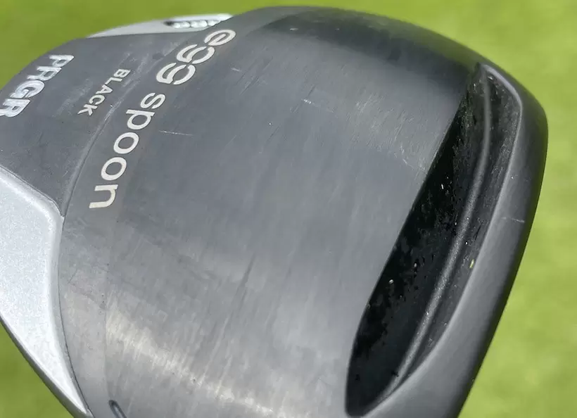 このスリットがトップ気味に打ってしまった時に助けてくれます！ティアップしても打ちましたが、これはもう本当にぶっ飛び。僕が打っても230ヤードは楽に飛んだので、本当にドライバーとあまり飛距離が変わらない