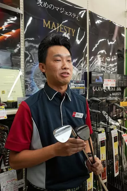 黒はノーメッキでも錆びにくいQPQ仕上げ、シルバーは打感がやわらかいカッパークロム仕上げです。