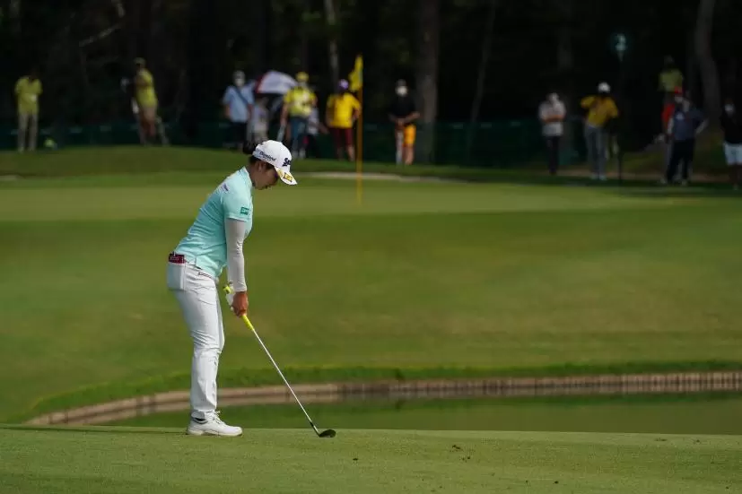 小祝さくらのウェッジショット（池越え）連続写真【2021年アース・モンダミンカップ・R4】