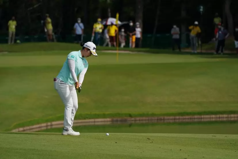 小祝さくらのウェッジショット（池越え）連続写真【2021年アース・モンダミンカップ・R4】