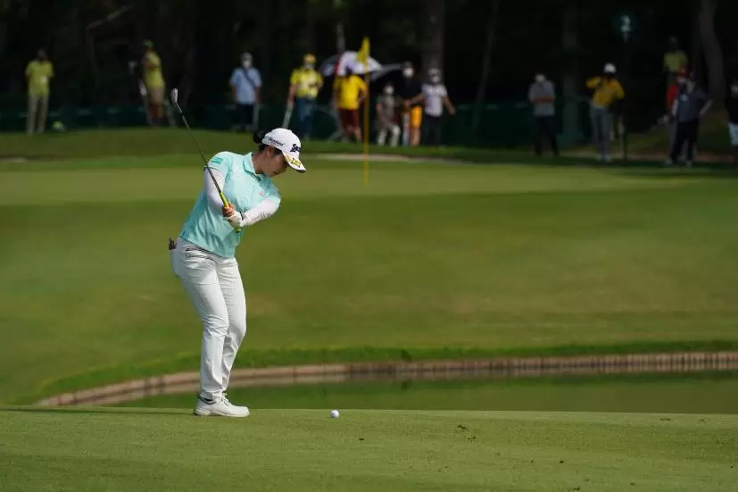 小祝さくらのウェッジショット（池越え）連続写真【2021年アース・モンダミンカップ・R4】