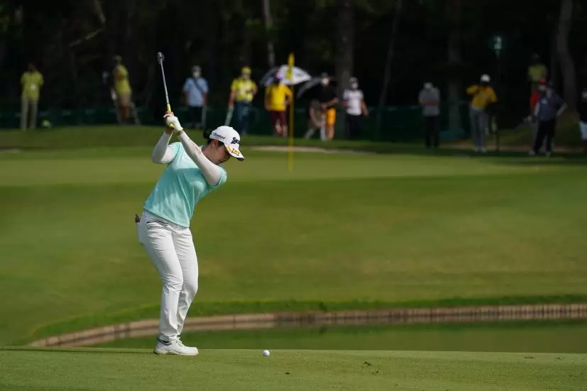 小祝さくらのウェッジショット（池越え）連続写真【2021年アース・モンダミンカップ・R4】