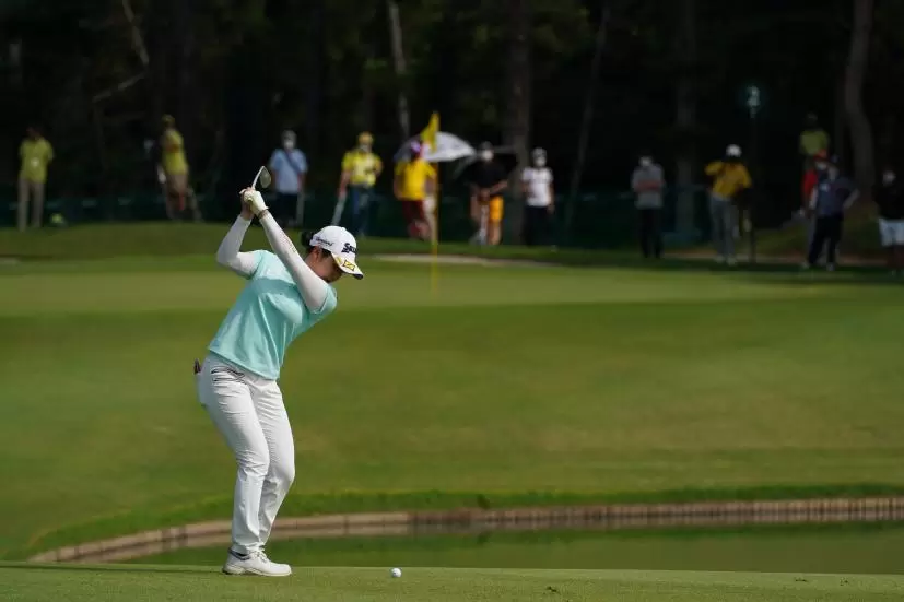 小祝さくらのウェッジショット（池越え）連続写真【2021年アース・モンダミンカップ・R4】