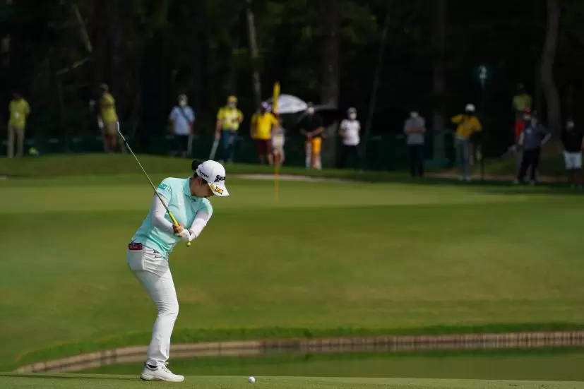 小祝さくらのウェッジショット（池越え）連続写真【2021年アース・モンダミンカップ・R4】