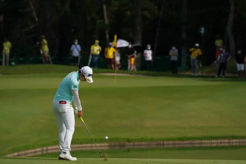 小祝さくらのウェッジショット（池越え）連続写真【2021年アース・モンダミンカップ・R4】