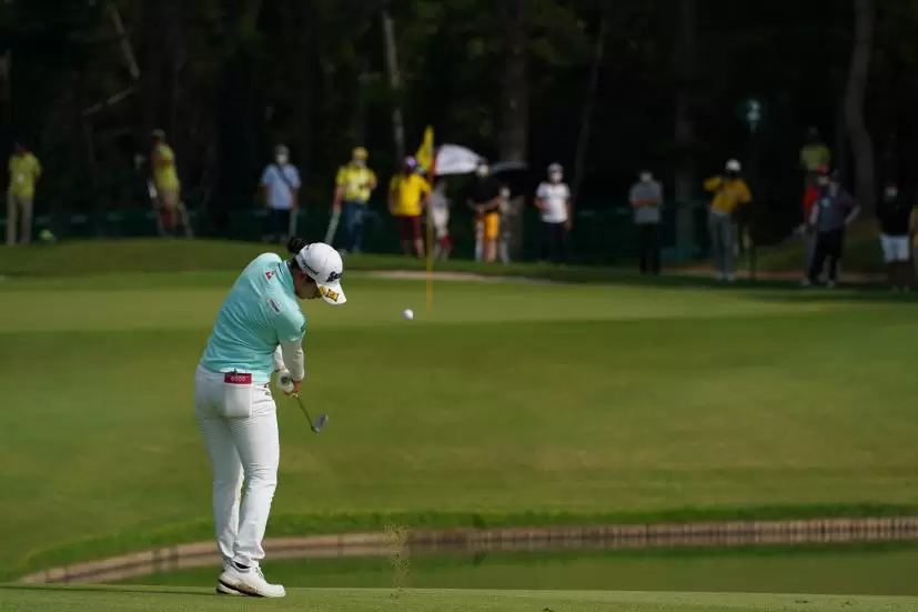 小祝さくらのウェッジショット（池越え）連続写真【2021年アース・モンダミンカップ・R4】