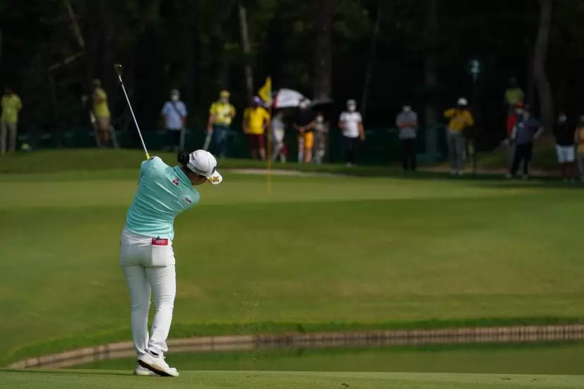 小祝さくらのウェッジショット（池越え）連続写真【2021年アース・モンダミンカップ・R4】