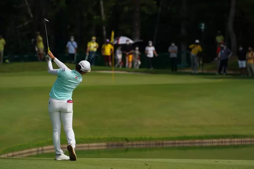 小祝さくらのウェッジショット（池越え）連続写真【2021年アース・モンダミンカップ・R4】