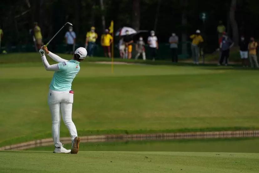 小祝さくらのウェッジショット（池越え）連続写真【2021年アース・モンダミンカップ・R4】