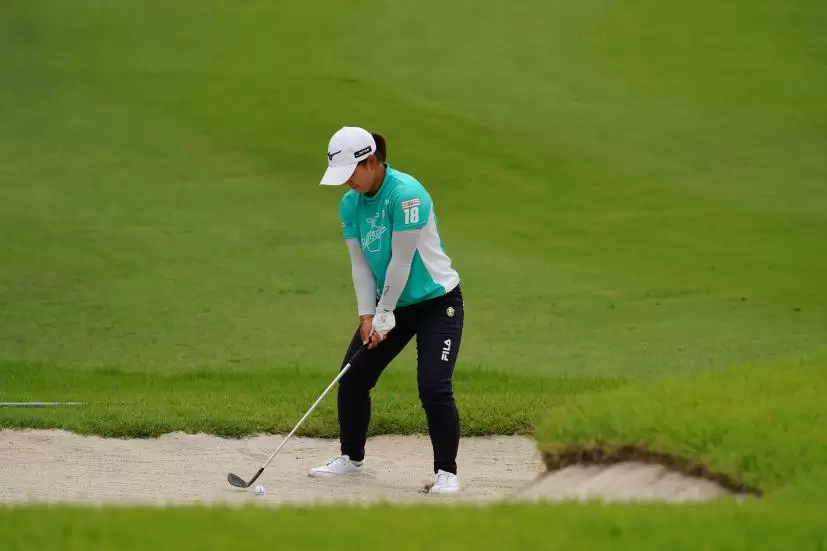 西郷真央のバンカーショット連続写真【2021年アース・モンダミンカップ・R4】