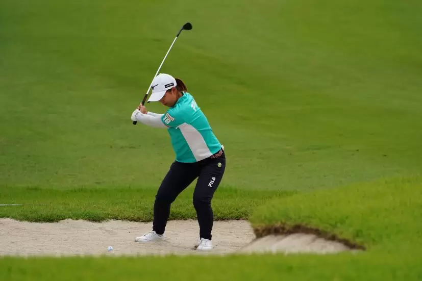 西郷真央のバンカーショット連続写真【2021年アース・モンダミンカップ・R4】